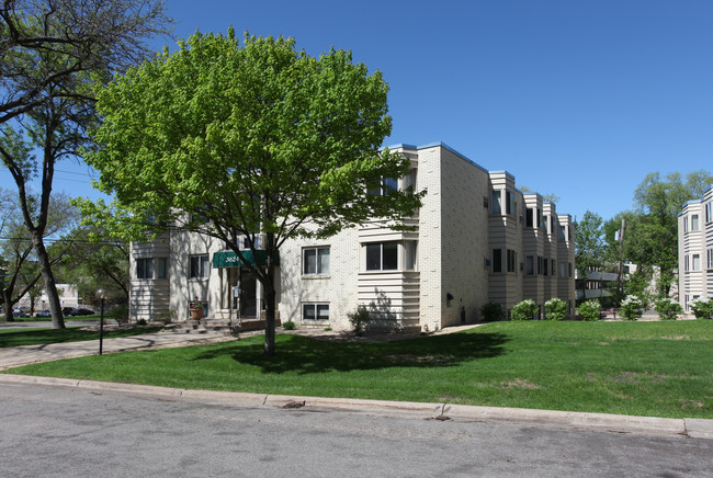 Lynn Plaza in St. Louis Park, MN - Foto de edificio - Building Photo