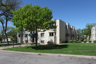 Lynn Plaza in St. Louis Park, MN - Building Photo - Building Photo