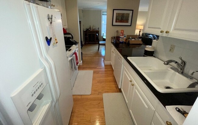 73 Chelsea St, Unit 301 in Boston, MA - Foto de edificio - Building Photo