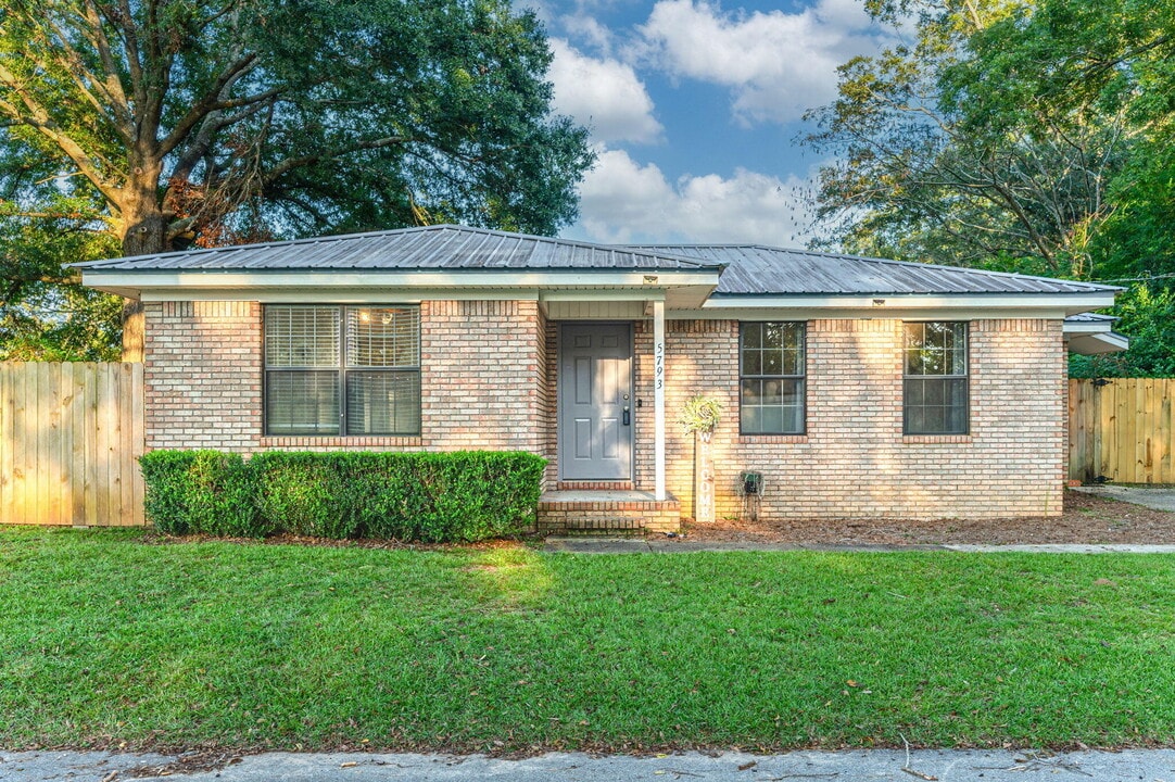 5793 New York St in Baker, FL - Building Photo