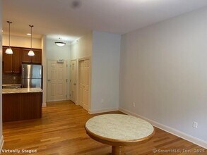 2518 Whitney Ave in Hamden, CT - Building Photo - Building Photo