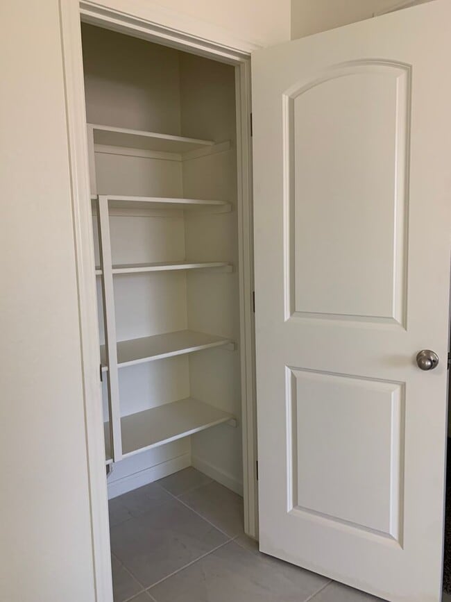 1353 W Kenny Thompson Ct in Hanford, CA - Building Photo - Building Photo