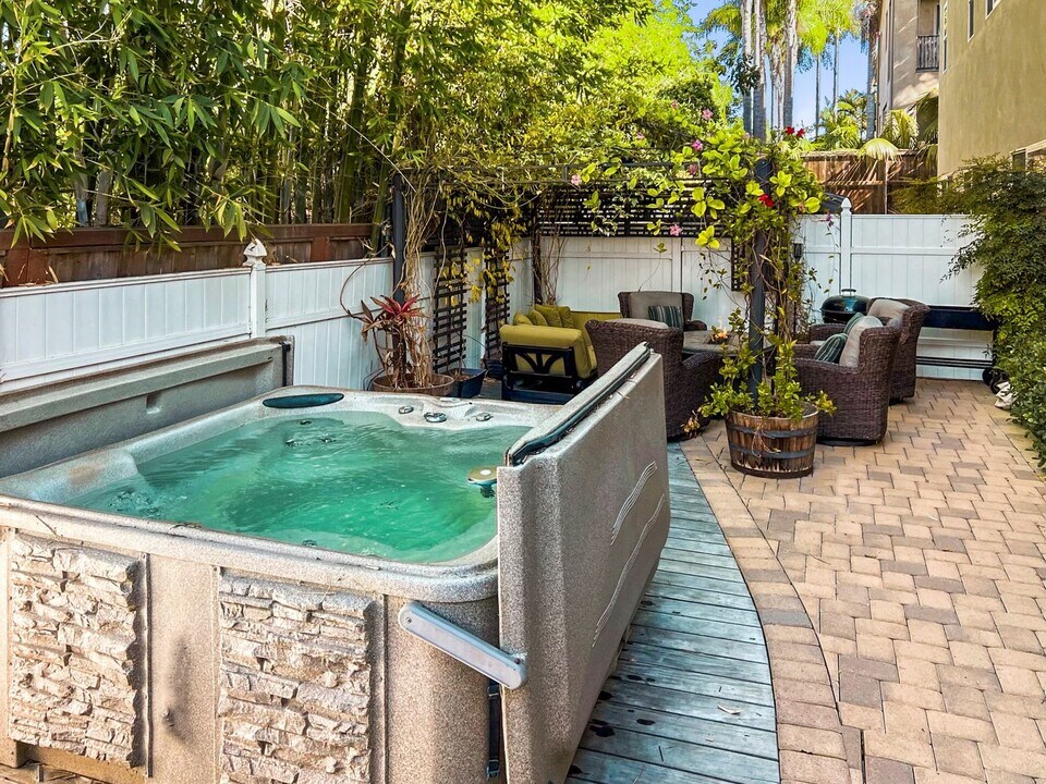 1276 Pine Ave in Carlsbad, CA - Building Photo