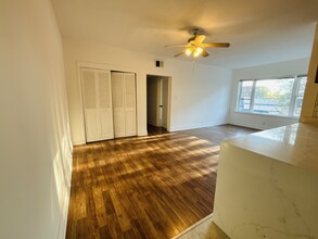 2405 N Neva Ave, Unit 2R in Chicago, IL - Building Photo - Building Photo