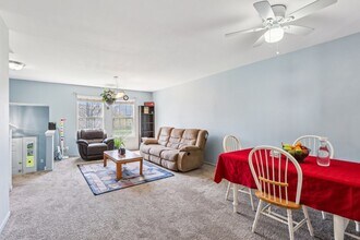 332 Holiday Ln in Hainesville, IL - Building Photo - Building Photo