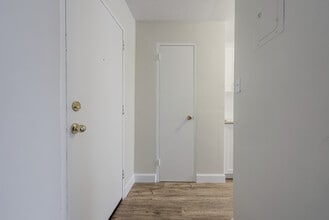 Queenston Apartments in Cambridge, ON - Building Photo - Building Photo