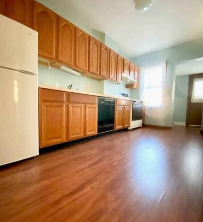 6537 79th Pl in Middle Village, NY - Foto de edificio