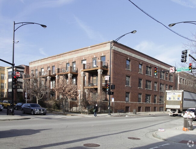 property at 902 W Belle Plaine Ave