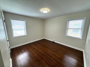 8627 W Burleigh St in Milwaukee, WI - Foto de edificio - Building Photo