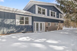 7301 Dogwood Ln in Manlius, NY - Building Photo