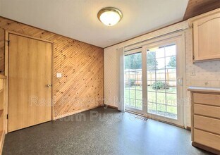 8002 W Glen Dr in Everett, WA - Building Photo - Building Photo