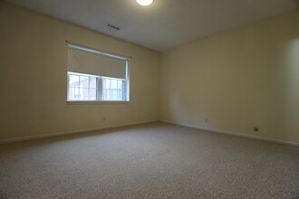 140 Lake Shore Rd, Unit 3 in Boston, MA - Building Photo - Building Photo