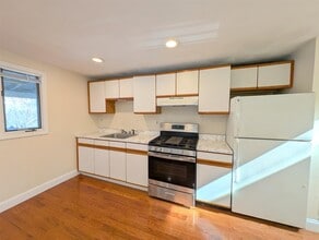 6 Evergreen Sq, Unit 3 in Somerville, MA - Building Photo - Building Photo