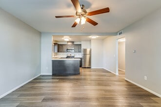 Woodlawn Gardens Apartments in Chula Vista, CA - Foto de edificio - Building Photo