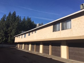 Parkwood Court Apartments in Bakersfield, CA - Building Photo - Building Photo