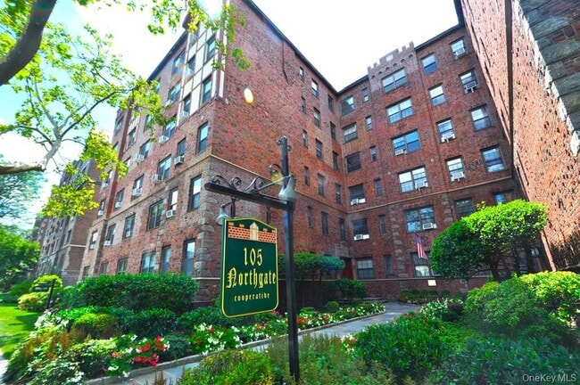 105 Garth Rd in Scarsdale, NY - Building Photo - Building Photo