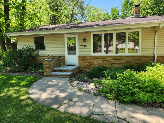 2545 Southwood Dr in Appleton, WI - Building Photo - Building Photo