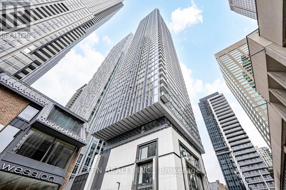 8-3008 Cumberland St in Toronto, ON - Building Photo