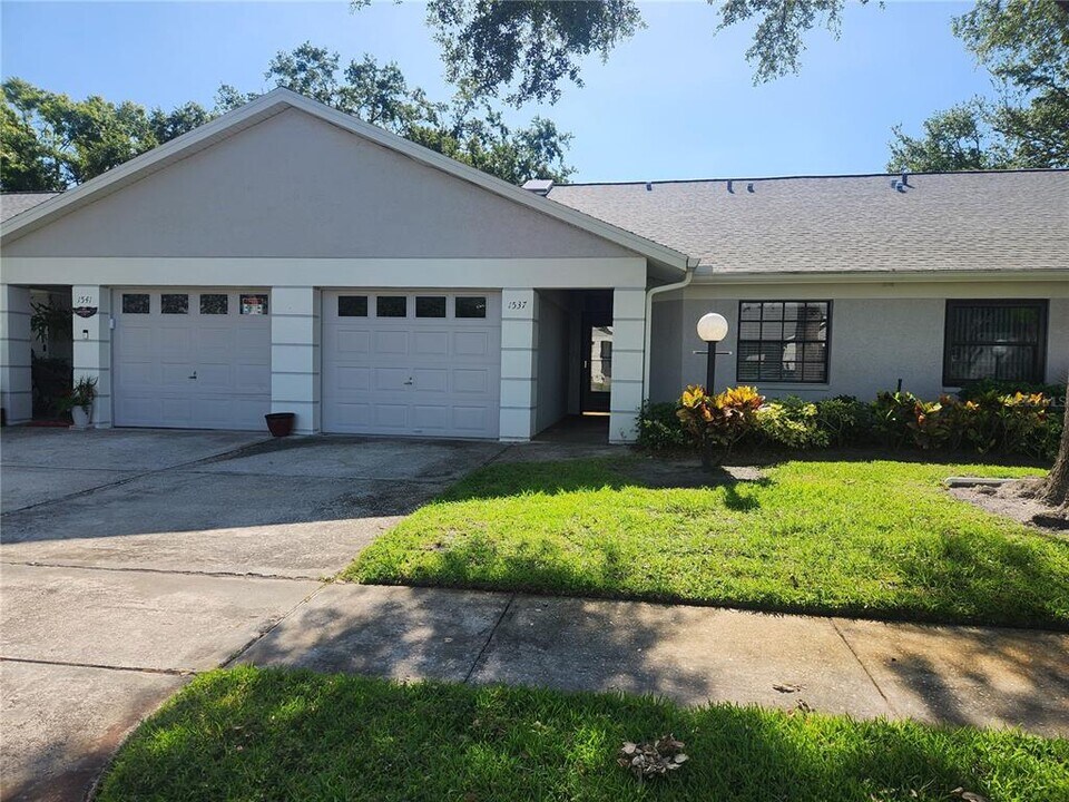 1537 Lynda Ln in Dunedin, FL - Building Photo