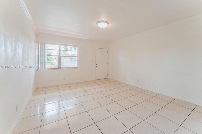 11005 SW 1st St, Unit 203 in Miami, FL - Foto de edificio - Building Photo