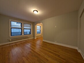 429 W Roscoe St, Unit 105-425 in Chicago, IL - Building Photo - Building Photo