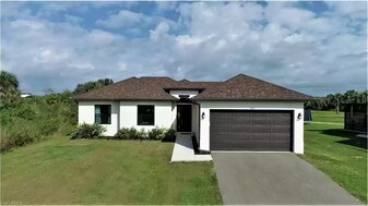 585 41st Ave NW in Naples, FL - Building Photo