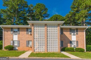 200 Willow Rd in Peachtree City, GA - Building Photo
