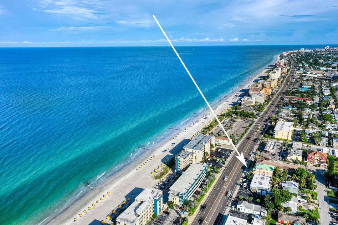 Sunset Beach Apartment Suites in Madeira Beach, FL - Foto de edificio