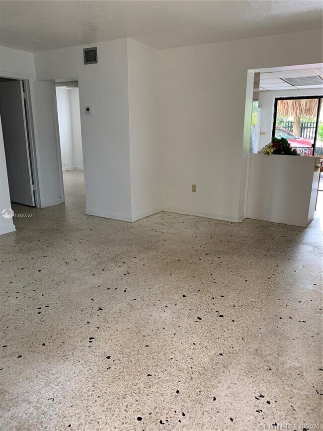 1442 NW 1st St-Unit -1 in Miami, FL - Foto de edificio - Building Photo