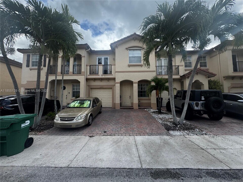 13295 SW 128th St in Miami, FL - Building Photo