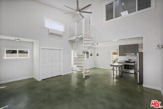 2358 W 20th St in Los Angeles, CA - Building Photo - Building Photo