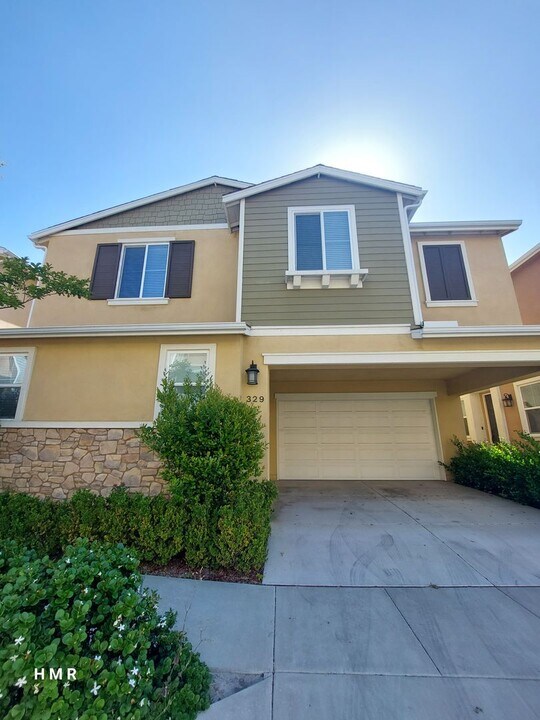 329 N Avelina Way in Anaheim, CA - Building Photo