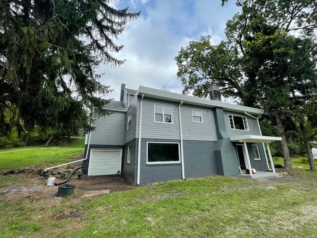 1813 Clairton Rd in West Mifflin, PA - Building Photo - Building Photo