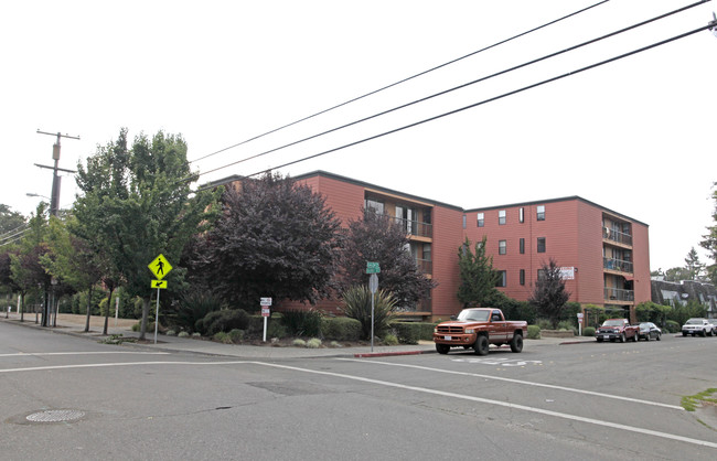 Elliott Avenue Apartments. in Santa Rosa, CA - Building Photo - Building Photo