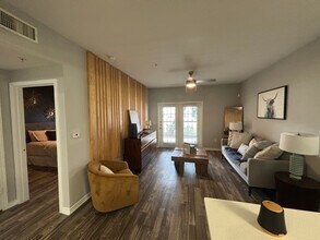 4925 Cromwell Dr in Kyle, TX - Foto de edificio - Building Photo