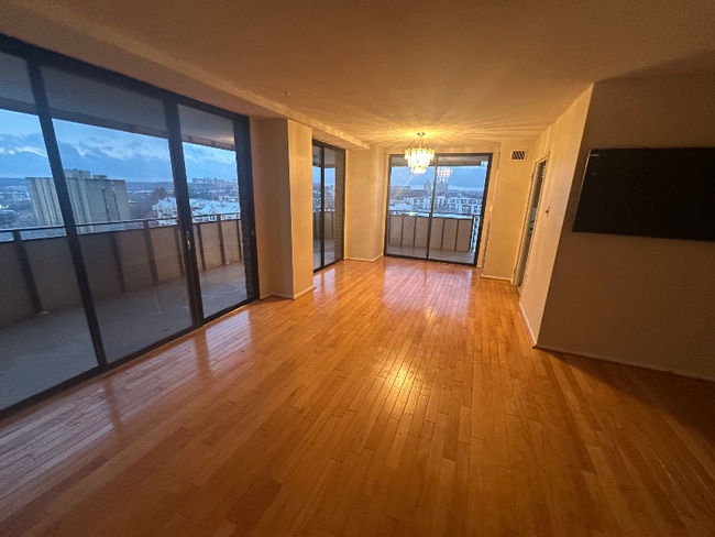 250 S Reynolds St, Unit 1104 in Alexandria, VA - Foto de edificio - Building Photo