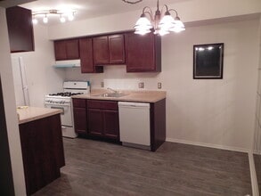 125 Twin Oaks Dr, Unit 102 in Joliet, IL - Foto de edificio - Building Photo