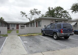 570 NE 145th St in North Miami, FL - Building Photo - Building Photo