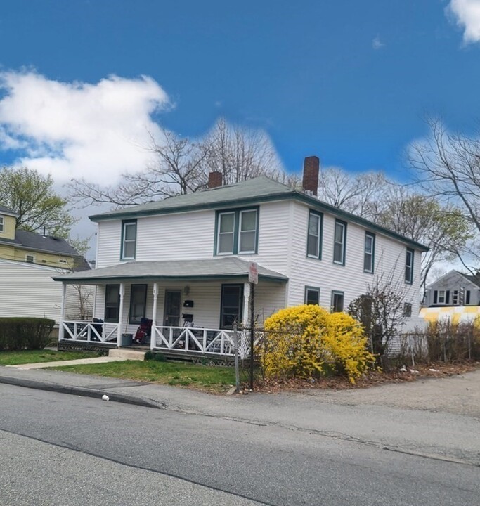 8 Monroe St in Taunton, MA - Building Photo