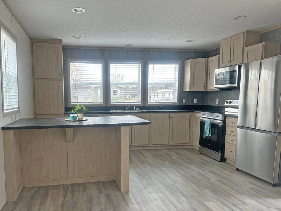 14876 Washington Rd in West Burlington, IA - Building Photo