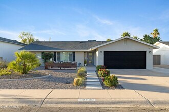 8738 E Rose Ln in Scottsdale, AZ - Foto de edificio - Building Photo