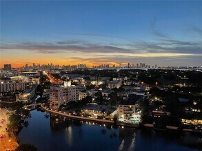 2555 Collins Ave in Miami Beach, FL - Building Photo - Building Photo