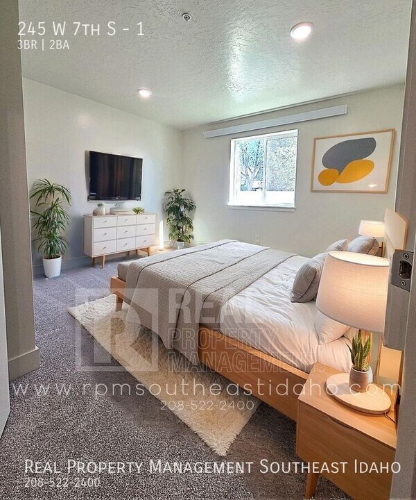 245 W 7th S in St Anthony, ID - Building Photo