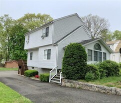 31 Oenoke Pl in Stamford, CT - Building Photo