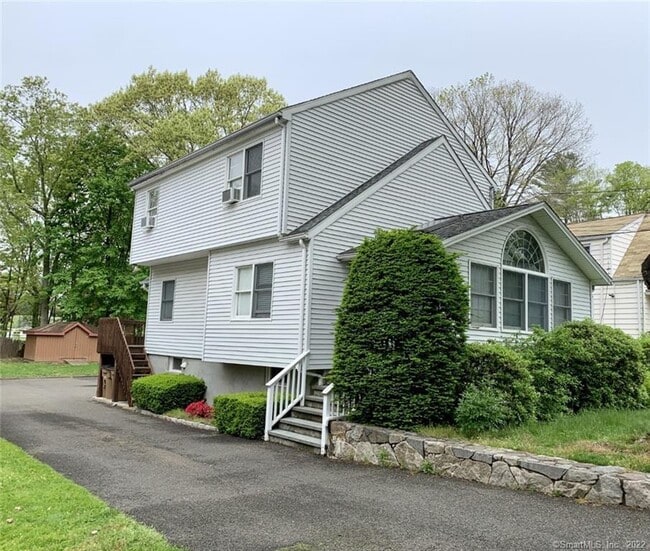 property at 31 Oenoke Pl