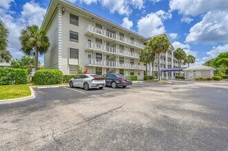 1703 Whitehall Dr in Davie, FL - Building Photo - Building Photo