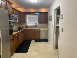 1750 NE 40th Pl in Oakland Park, FL - Building Photo - Building Photo