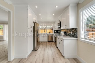 568 Banyan Cir in Walnut Creek, CA - Building Photo - Building Photo