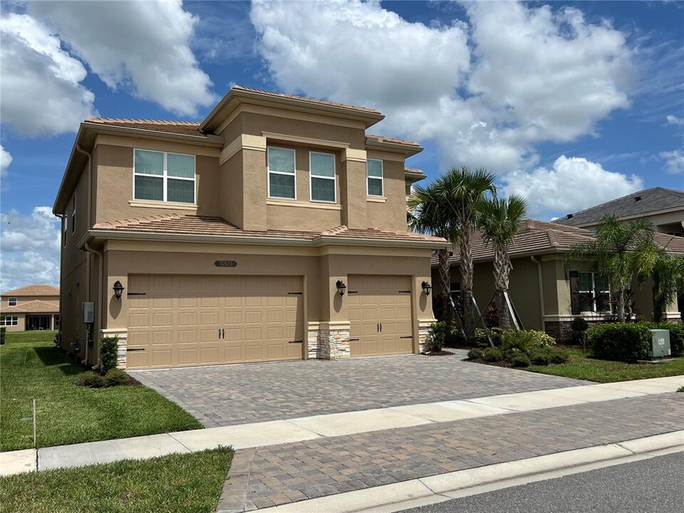 32523 Tree of Life Ave in Wesley Chapel, FL - Foto de edificio