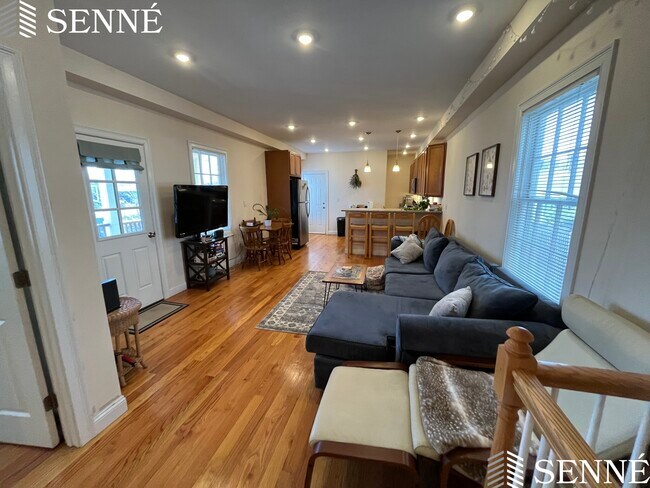 14 Flint St, Unit 1 in Somerville, MA - Foto de edificio - Building Photo
